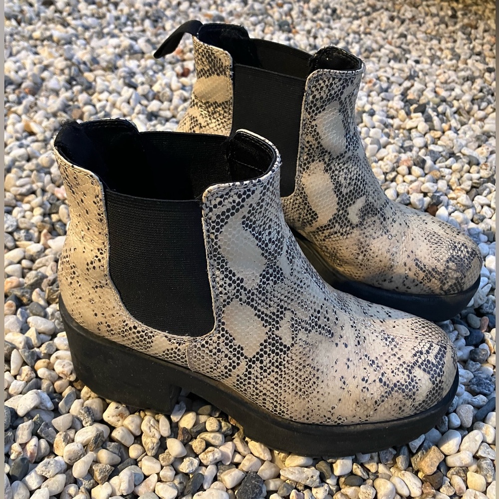 White Snakeskin Pattern Platform Boots - image 3